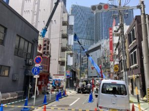 袖看板　突出看板　取付工事　大型クレーン車　高所作業車