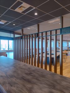 カウンター越し　店内　柱