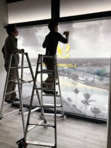 ガラスサイン　透明ｼｰﾄインクジェット出力　ビルボテック　看板屋　宇都宮